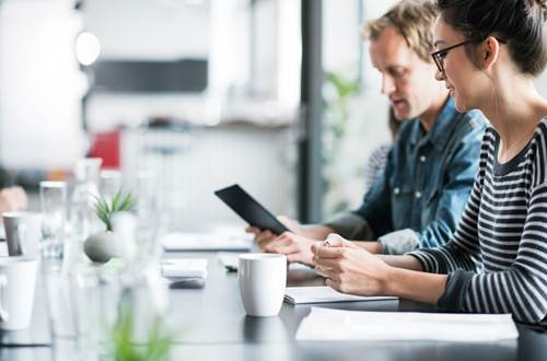 Arbeitskollegen gucken auf ein Tablet
