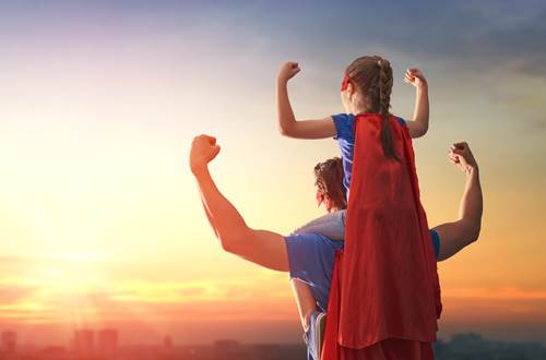 Vater und Tochter als Superman