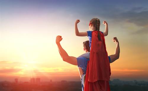 Mann mit Tochter im Superman Kostüm - Datenschutzhinweise