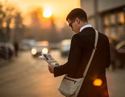 Mann im Business-Anzug mit Zeitung