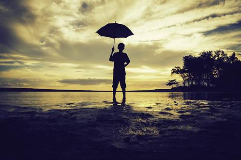 Mann_mit_Schirm_am_Strand-SCHWARZ.jpg