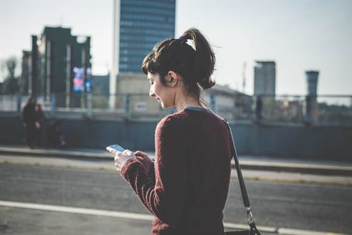 Junge Frau mit Smartphone