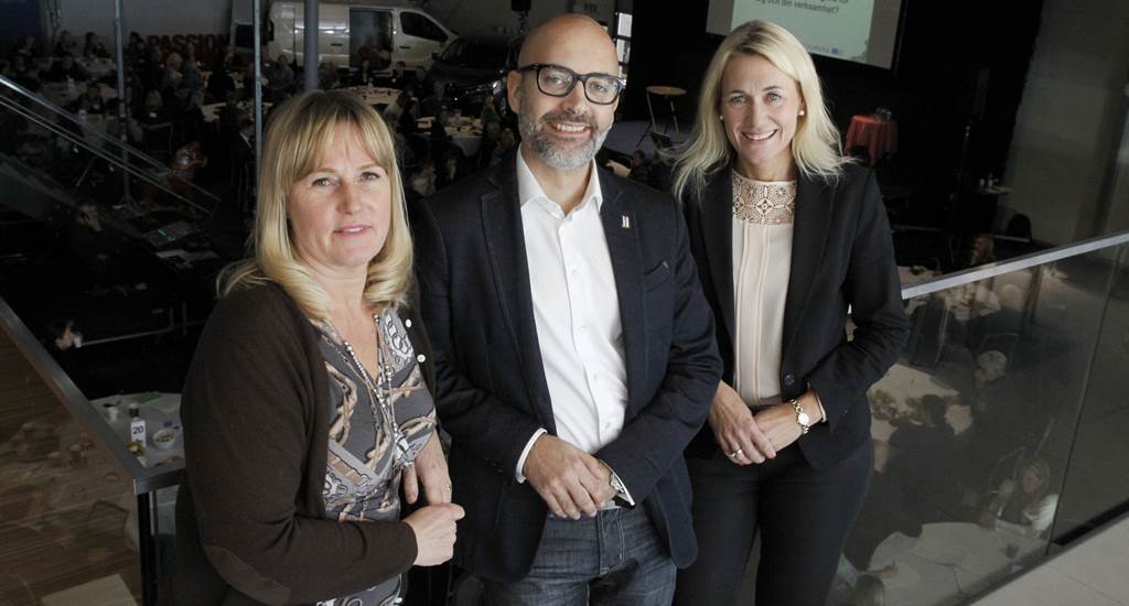 Bild på Lotta Magnusson, Strateg på Region Dalarna. Bredvid hennes står två kollegor.