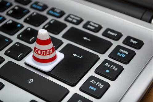 Laptop mit Achtung-Schild