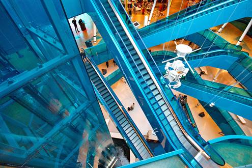 Bürogebäude mit vielen Rolltreppen